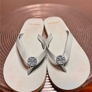 Tory Burch Mini Minnie Flip-Flop – Gray Mist – Size 6M